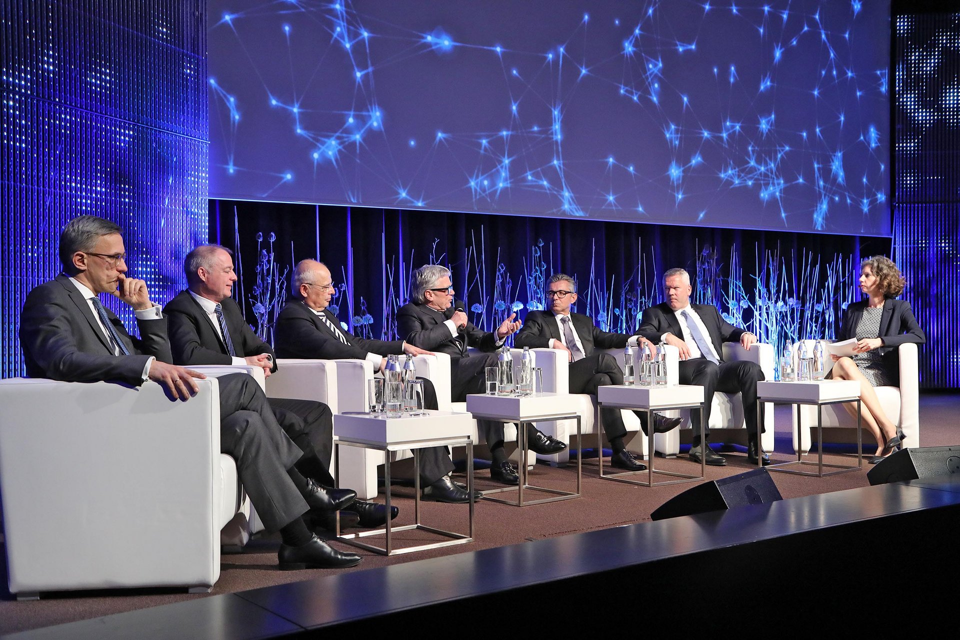 Gruppenfoto mit den voestalpine-Vorstandsmitgliedern Robert Ottel, Peter Schwab, Franz Rotter, Wolfgang Eder, Herbert Eibensteiner und Franz Kainersdorfer (von links) auf der Bühne des Erzherzog-Johann-Auditoriums