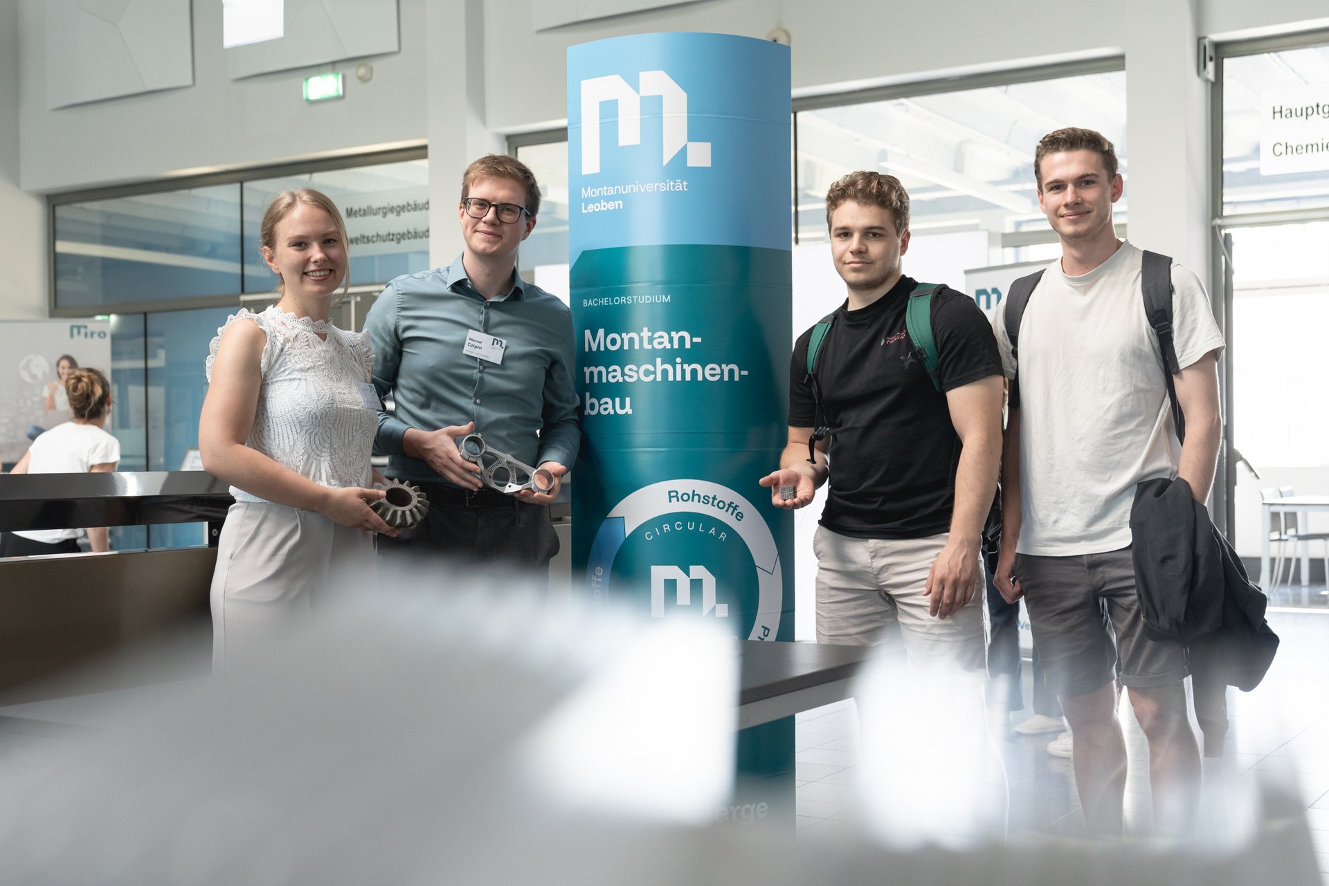 Info-Tag an der Montanuniversität Leoben. Foto: © MUL/Stefanie Luschin Die Besucher*innen des Info-Tags erkundigen sich über die Studienrichtung Montanmaschinenbau.