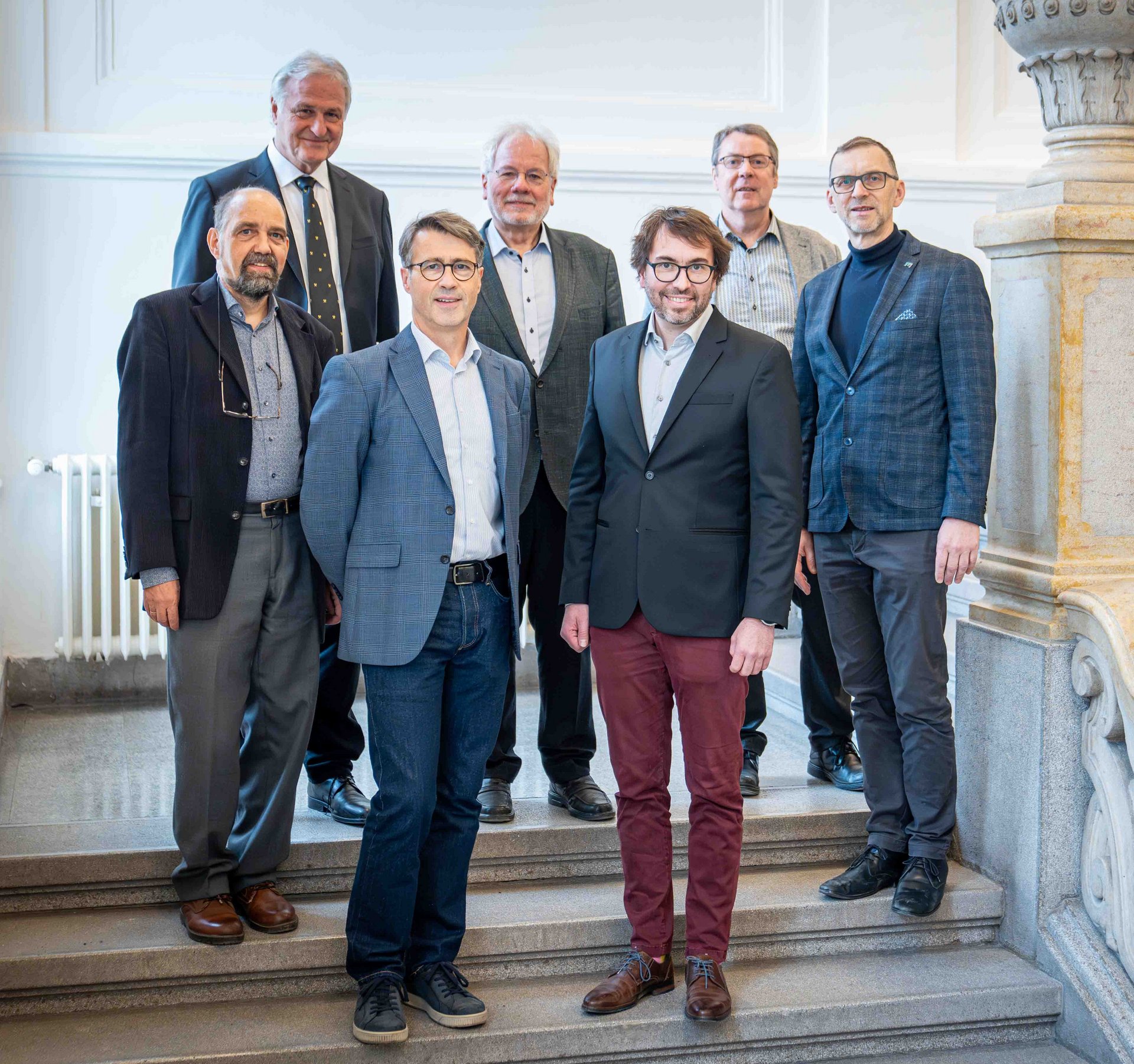 Gruppenbild zur Eröffnung des Kolloquiums zu den Nobelpreisen 2024: v.l. hinten: Univ.-Prof. Christian Teichert, Rektor Peter Moser, Univ.-Prof. Werner Sitte, Univ.-Prof. Oskar Paris, Vizerektor Thomas Prohaska, v.l. vorne: Univ.-Prof. Christoph Dellago und Univ.-Prof. Gustav Oberdorfer. Foto: © MUL/Luschin.  