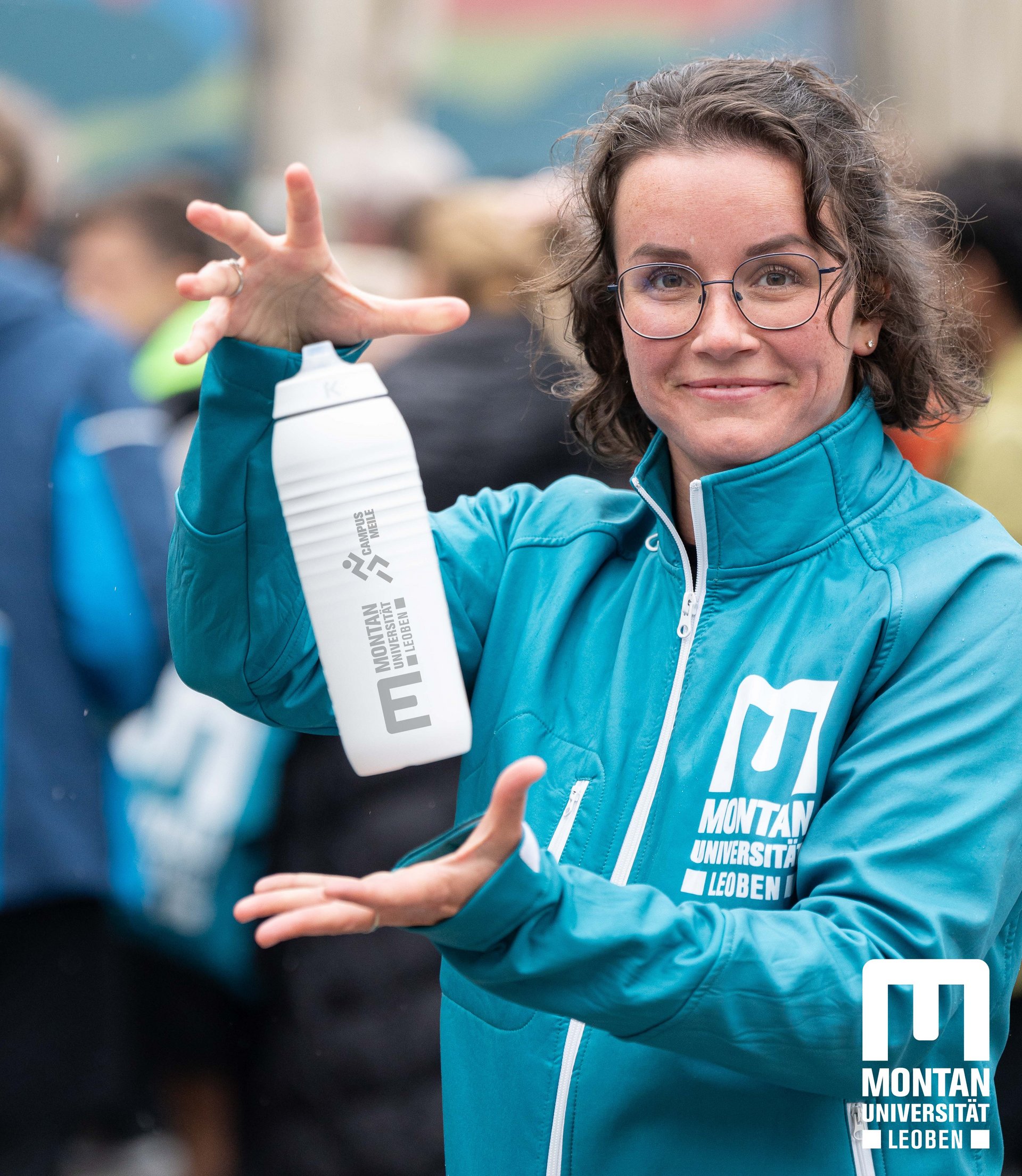 Läuferin mit Jacke der Montanuniversität Leoben und einer nachhaltigen quetschbaren Trinkflasche der Firma KEEGO.