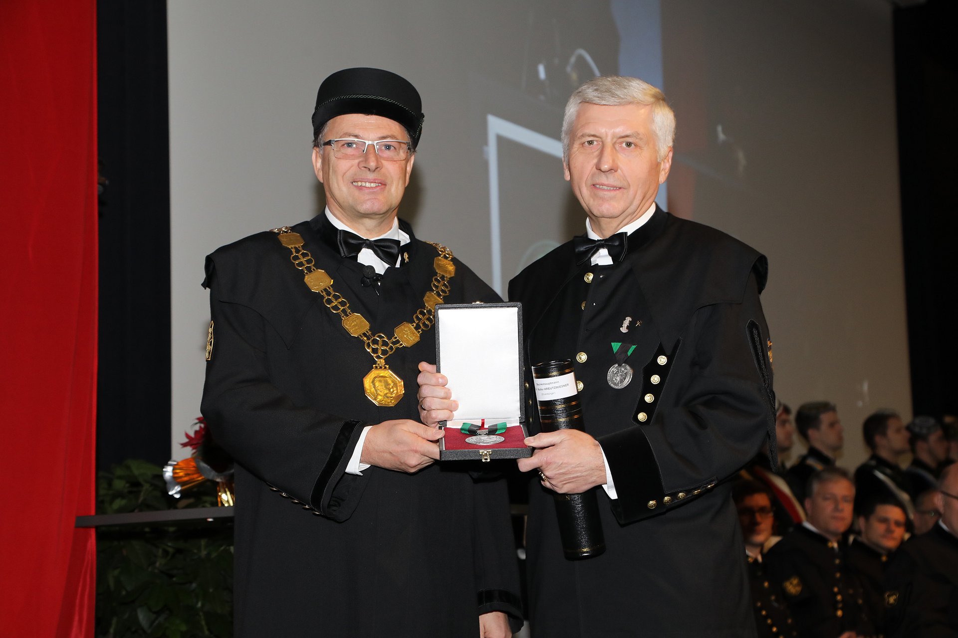 links Rektor Wilfried Eichlseder mit rechts Bezirkshauptmann HR Dr. Walter Kreutzwiesner bei der Verleihung der Würde eines Ehrenbürgers