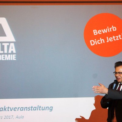 Rektor Wilfried Eichlseder moderiert die Auftaktveranstaltung in der Aula