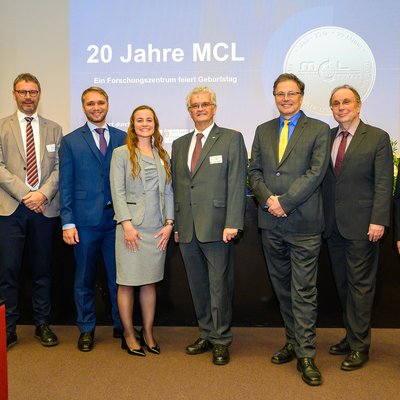 Gruppenfoto von den Jubiläums-Feierlichkeiten vor der Bühne des Erzherzog-Johann-Auditoriums