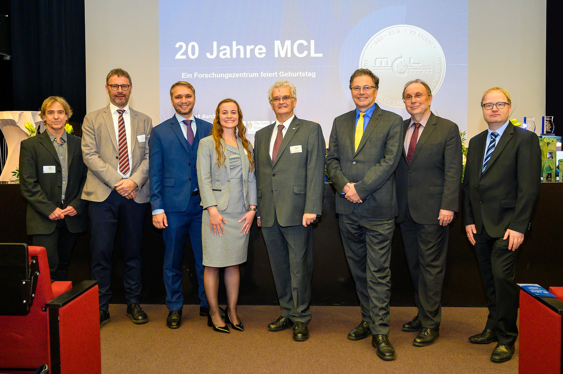 Gruppenfoto von den Jubiläums-Feierlichkeiten vor der Bühne des Erzherzog-Johann-Auditoriums