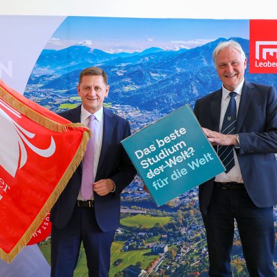 Bürgermeister Kurt Wallner (l.) und Rektor Peter Moser (r.) präsentierten den 75. Österreichischen Städtetag 2026, der von 10. bis 12. Juni rund 1.000 kommunale Entscheidungsträger*innen nach Leoben bringt. Foto: © Armin Russold