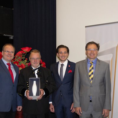 Gruppenfoto von der Verleihung des "International DKG Award". Von links: Prof. Dr.rer.nat.habil. Alexander Michaelis (Institutsleiter Fraunhofer-Institut für Keramische Technologien und Systeme IKTS Dresden), Preisträger O.Univ.-Prof. Dr. Robert Danzer (Vorstand des Lehrstuhls für Struktur- und Funktionskeramik der Montanuniversität Leoben), Stephan Schmidt (Geschäftsführender Gesellschafter Stephan Schmidt-Gruppe), Montanuni-Rektor Wilfried Eichlseder.