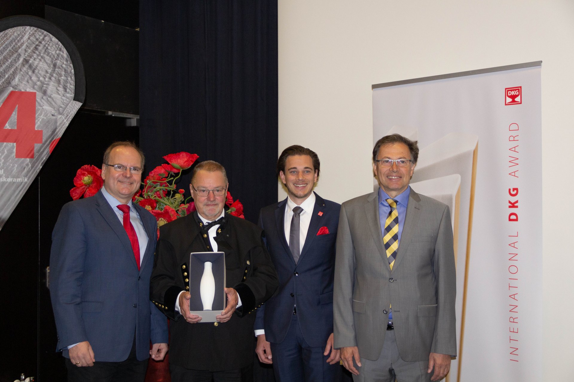 Gruppenfoto von der Verleihung des "International DKG Award". Von links: Prof. Dr.rer.nat.habil. Alexander Michaelis (Institutsleiter Fraunhofer-Institut für Keramische Technologien und Systeme IKTS Dresden), Preisträger O.Univ.-Prof. Dr. Robert Danzer (Vorstand des Lehrstuhls für Struktur- und Funktionskeramik der Montanuniversität Leoben), Stephan Schmidt (Geschäftsführender Gesellschafter Stephan Schmidt-Gruppe), Montanuni-Rektor Wilfried Eichlseder.