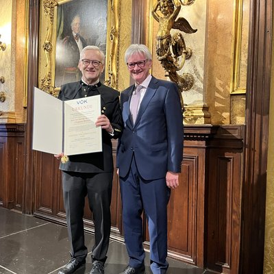 Univ.-Prof. Clemens Holzer und Univ.-Prof. Walter Friesenbichler bei der Verleihung der Goldenen VÖK Ehrennadel. Foto: © VÖK/Scheidl