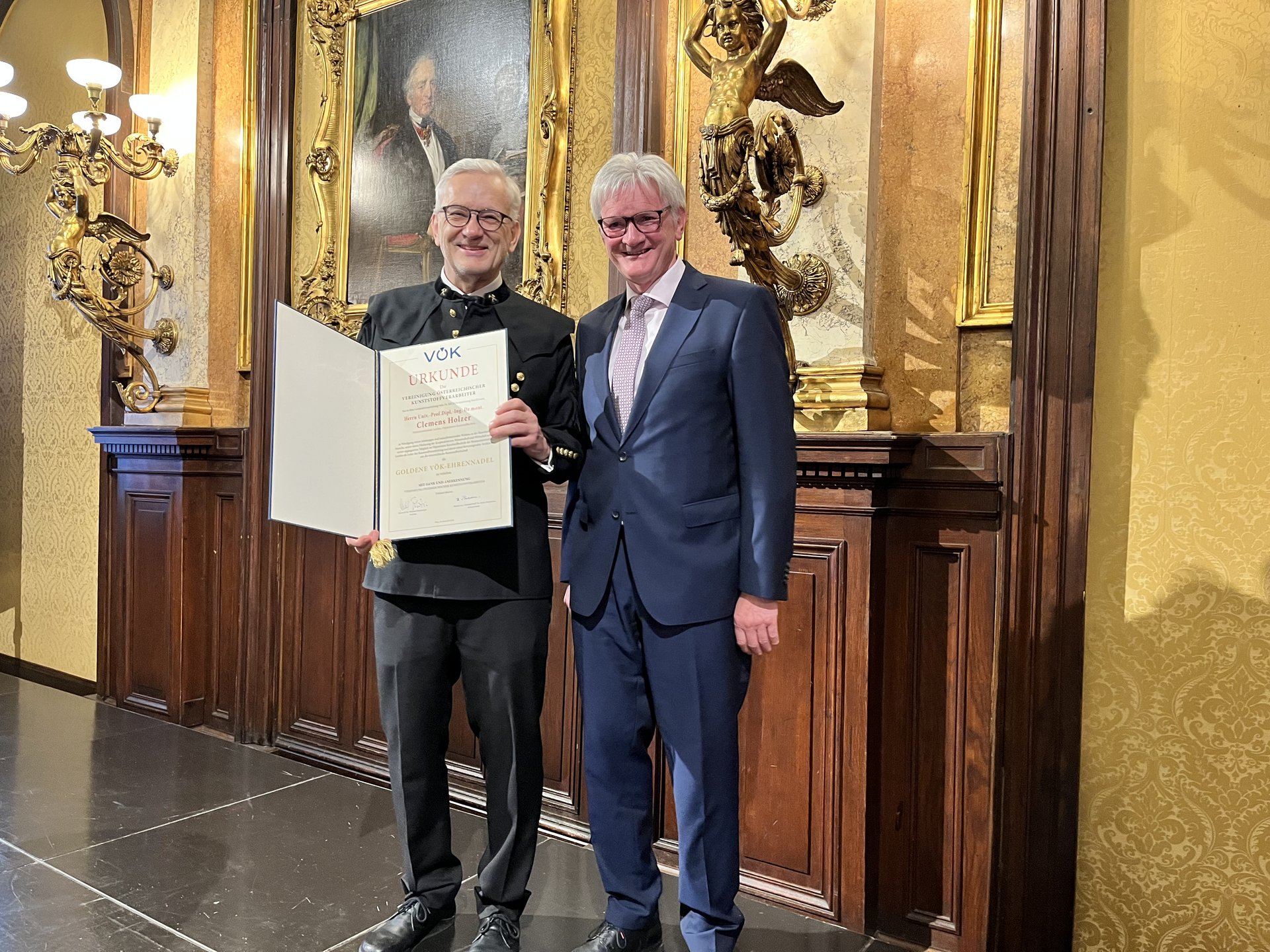 Univ.-Prof. Clemens Holzer und Univ.-Prof. Walter Friesenbichler bei der Verleihung der Goldenen VÖK Ehrennadel. Foto: © VÖK/Scheidl