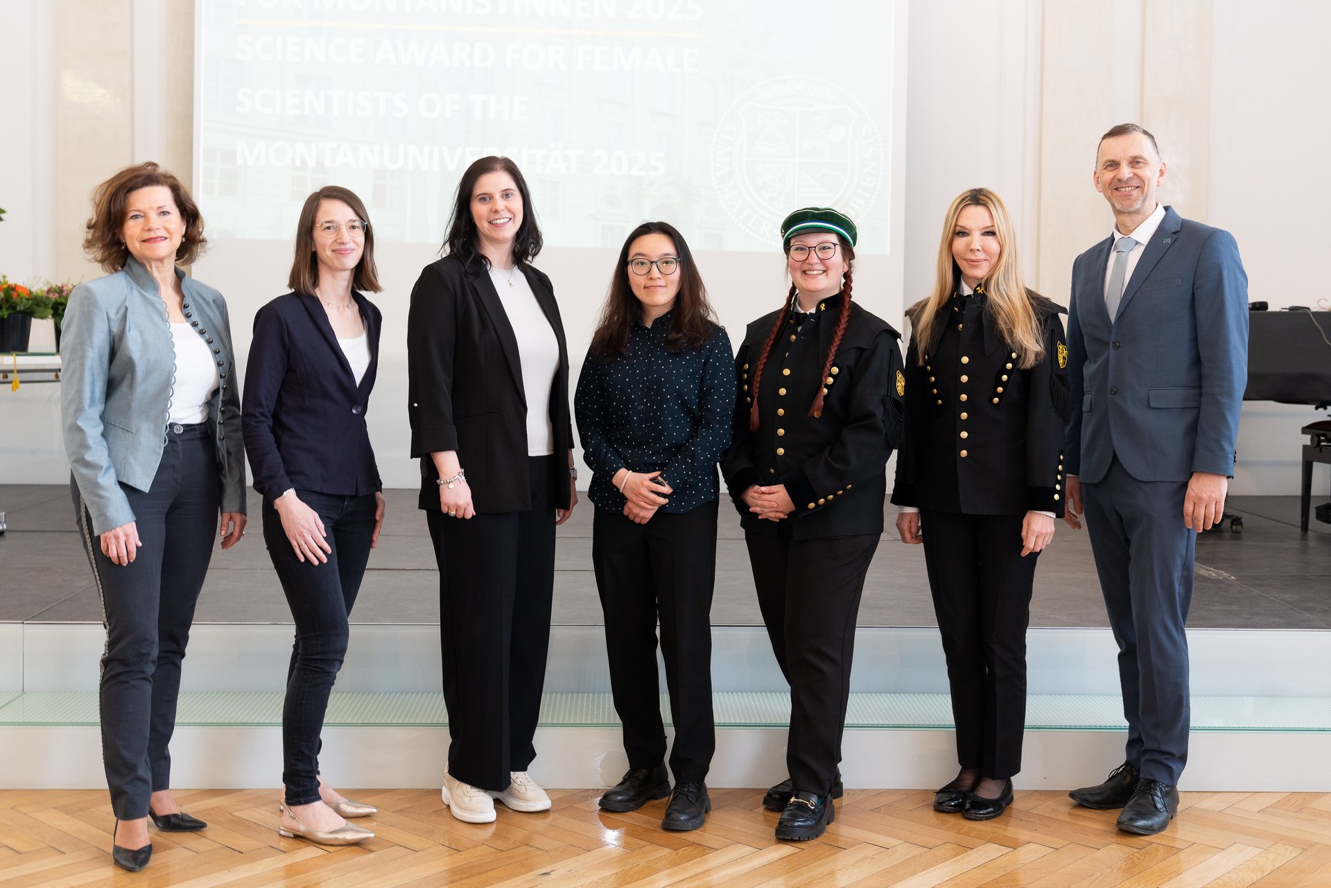 v.l.n.r.: Vizerektorin Christina Holweg, Mag. Dr. Alice Lassnig (Preisträgerin Kategorie Postdoc), Dipl.-Ing. Magdalena Kirchmair (Preisträgerin Kategorie Master), Xiangyun Shi, MSc. (Preisträgerin Kategorie Praedoc), Elena Dvorak, BSc. (Preisträgerin Kategorie Bakkalaureat), Dipl.-Ing. Dr. Eva Wegerer, MBA. und Vizerektor Thomas Prohaska. Foto: © MUL/Tauderer