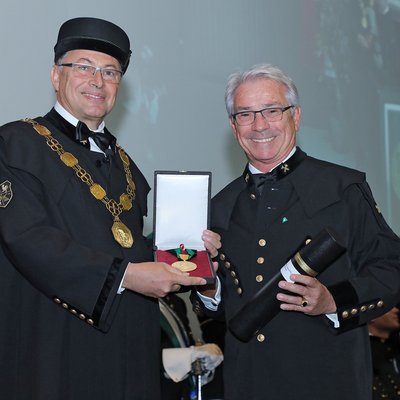 Rektor Wilfried Eichlseder und Dr. Georg Pölzl bei der Verleihung der Würde eines Ehrensenators auf der Bühne im Erzherzog-Johann-Auditorium