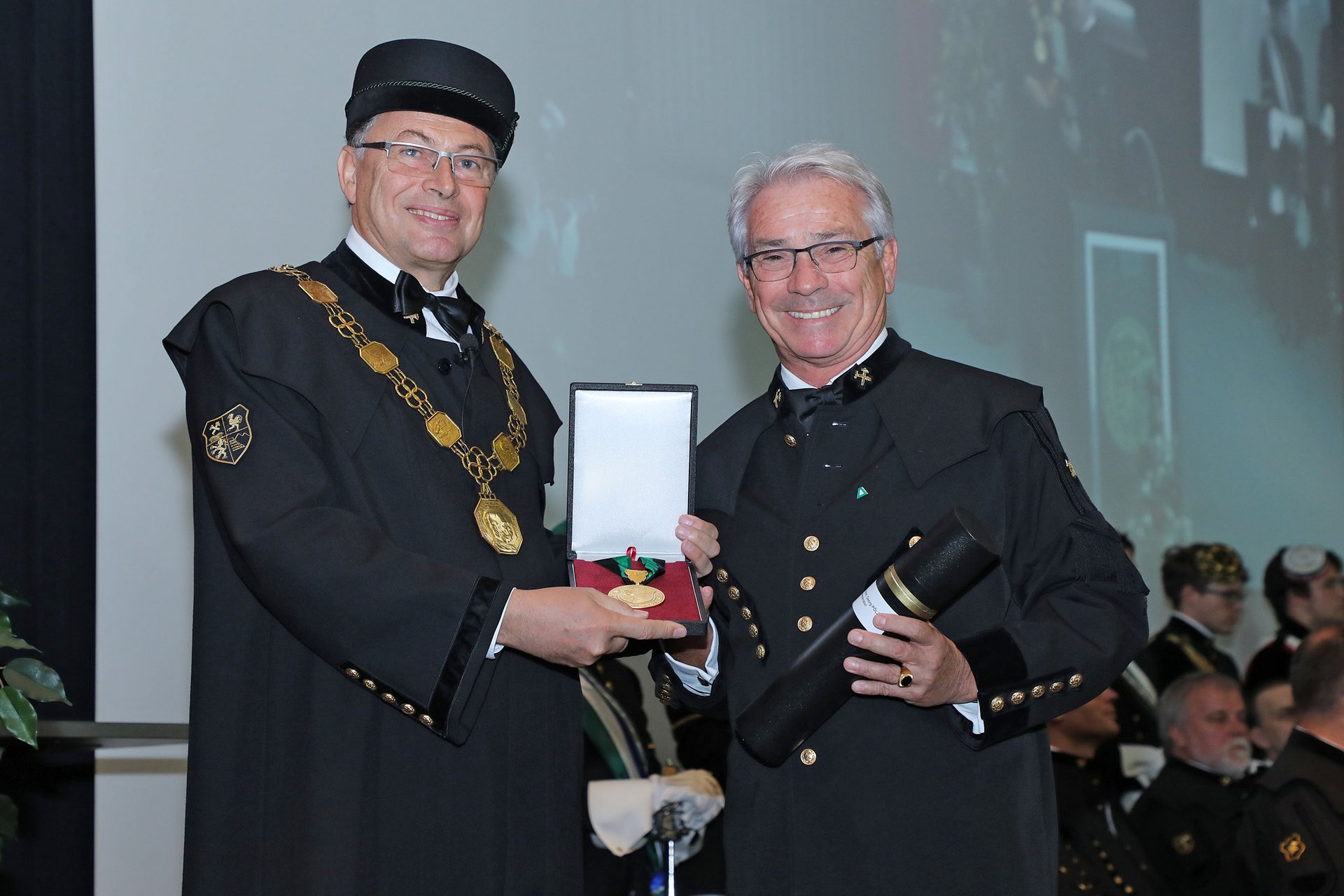 Rektor Wilfried Eichlseder und Dr. Georg Pölzl bei der Verleihung der Würde eines Ehrensenators auf der Bühne im Erzherzog-Johann-Auditorium