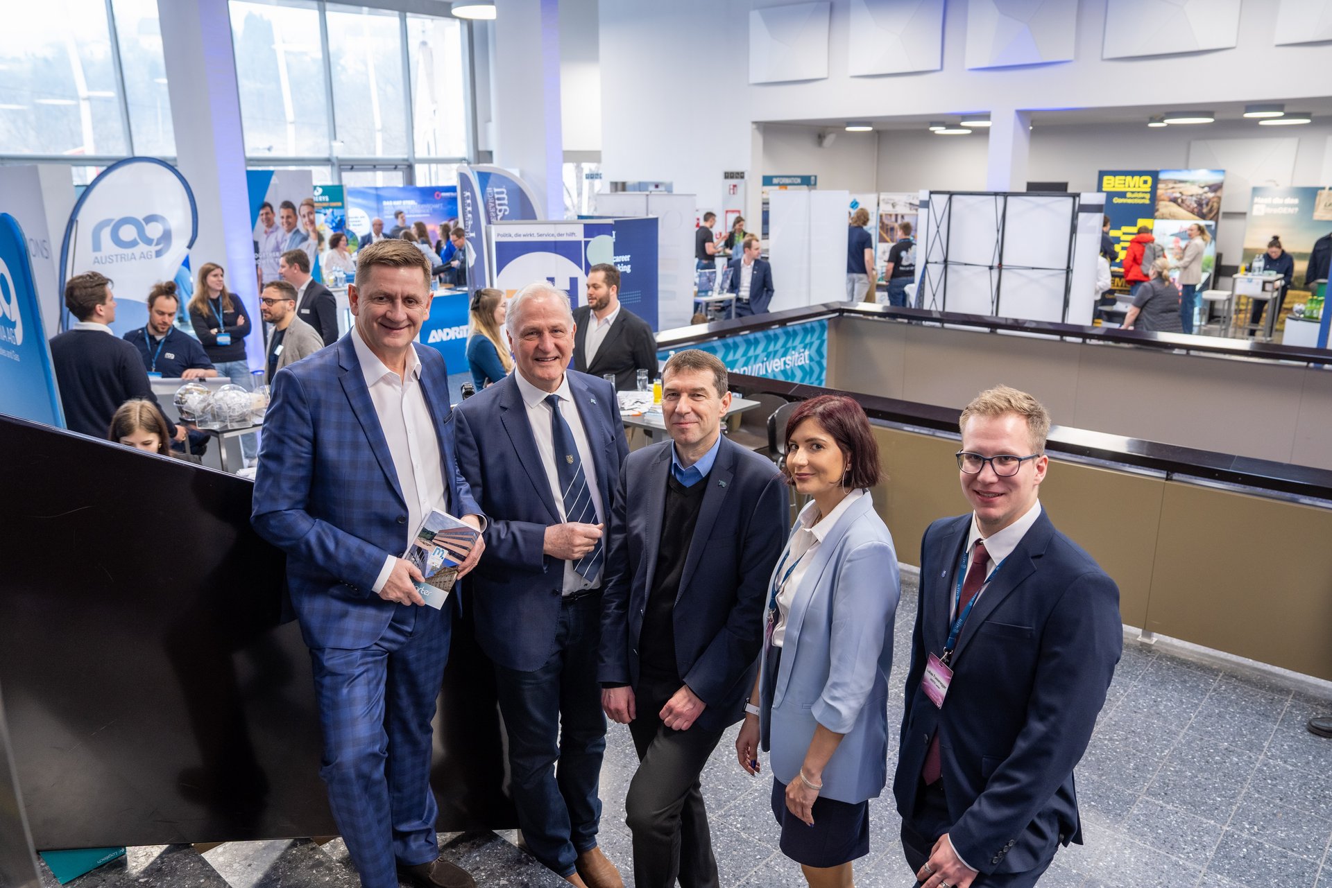 v.l.n.r.: Bürgermeister Kurt Wallner, Rektor Peter Moser, Vizerektor Helmut Antrekowitsch, Laura Koblar und Lukas Fussenegger (Projektleitung TECONOMY Leoben 2026). Foto: © MUL/Luschin.