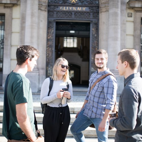 Studierende vor dem Hauptgebäude der Montanuni.