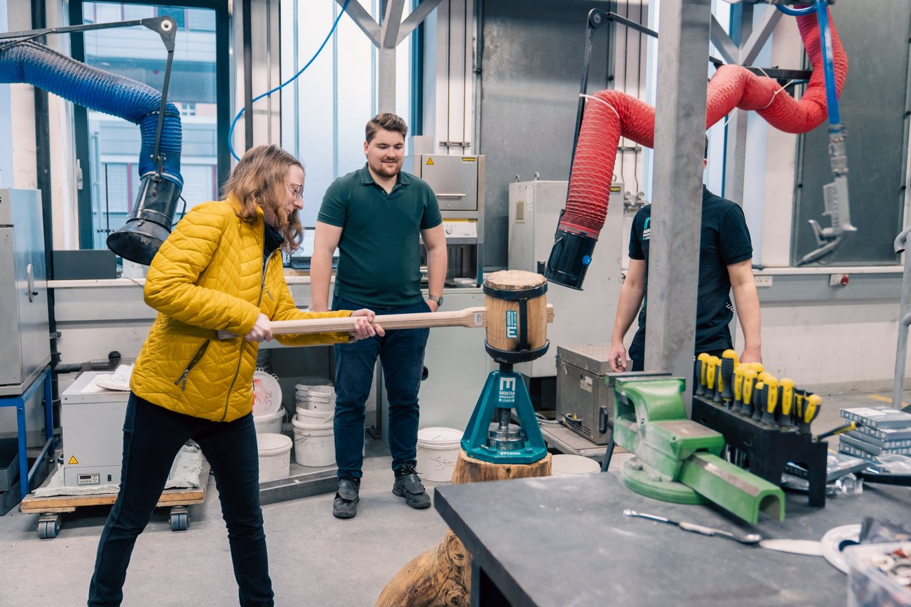 Die wichtigsten Zahlen und Fakten der Montanuniversität Leoben auf einen Blick. Foto: © MUL Einige Menschen erkundigen sich am Info-Tag