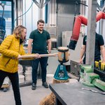 Die wichtigsten Zahlen und Fakten der Montanuniversität Leoben auf einen Blick. Foto: © MUL Einige Menschen erkundigen sich am Info-Tag