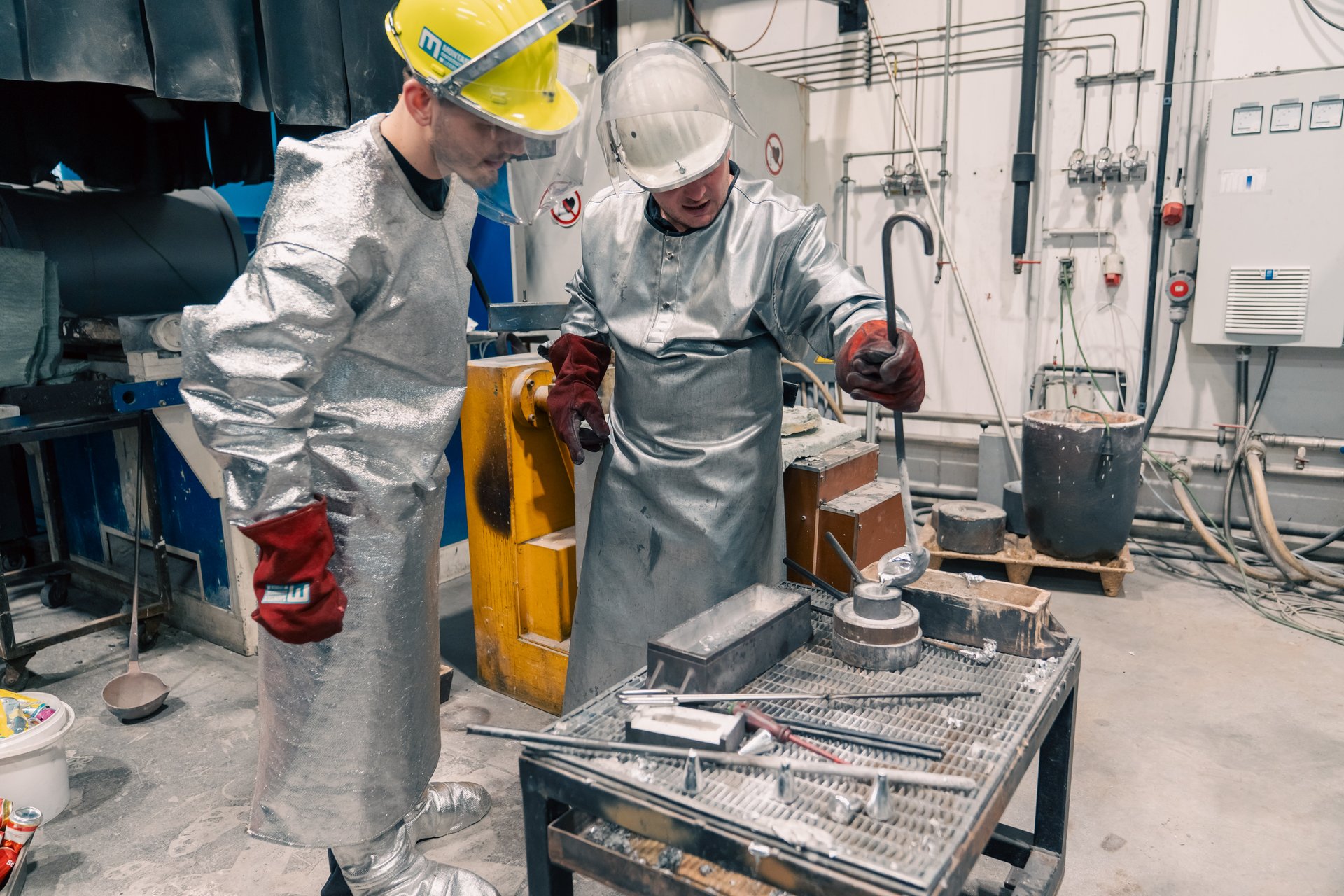 Info-Tag an der Montanuniversität Leoben. Foto: © MUL/Fazokas Experimente in Schutzanzügen am Info-Tag.