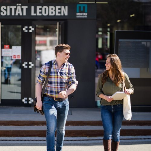 Students in front of the Montanuniversität Leoben.