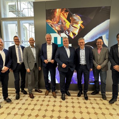 v.l.n.r.: AT&S AG Konzernsprecher Gerald Reischl, Univ.-Prof. Christian Mitterer (Leiter des Lehrstuhls für Funktionale Werkstoffe und Werkstoffsysteme), Univ.-Prof. Raul Bermejo (Leiter des Lehrstuhls für Struktur und Funktionskeramik), Rektor Peter Moser, Michael Mertin, Vorstandsvorsitzender der AT&S AG, Univ.Prof. Gerald Pinter (Leiter Lehrstuhl für Werkstoffkunde und Prüfung der Kunststoffe), Univ.-Prof. Daniel Kiener (Leitung Department Werkstoffwissenschaft) und Univ.-Prof. Thomas Thurner (Leiter Lehrstuhl für Automation und Messtechnik). Foto: © MUL/Astrid Saiger.