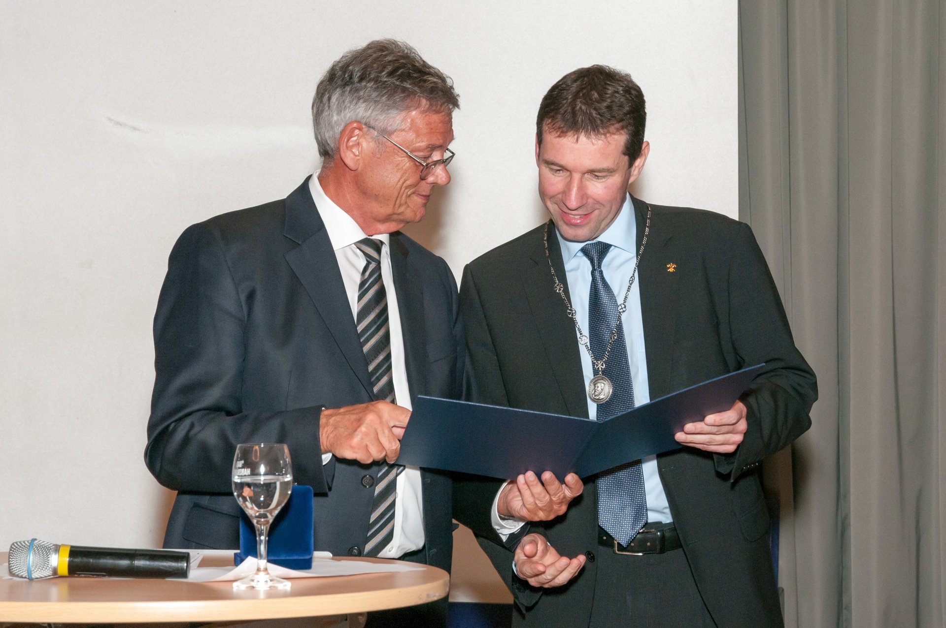  Univ.-Prof. Dr. Helmut Antrekowitsch (re.) bei der Verleihung der Georg-Agricola-Gedenkmünze.