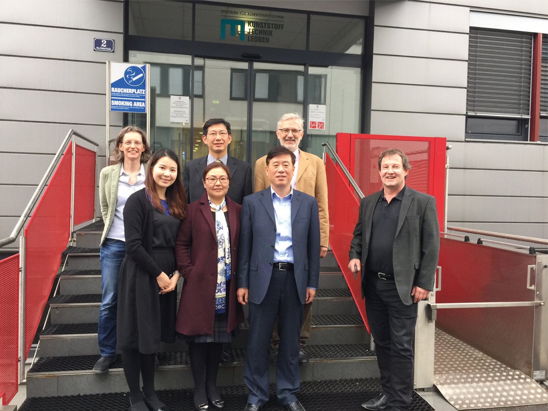 Gruppenfoto auf den Stufen vor dem Zentrum für Kunststofftechnik, aufgenommen beim Besuch einer hochrangigen Delegation der ECUST an der Leobener Kunststofftechnik zur Ausarbeitung des Curriculums für das Studienprogramm. Von links oben: Prof. Clara Sch