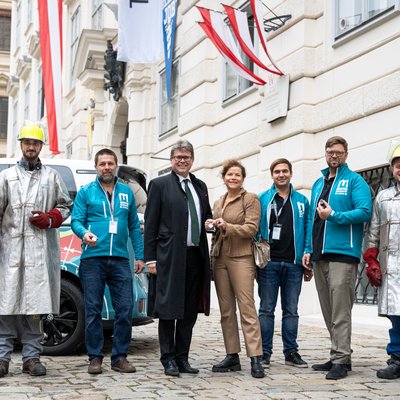 Die Montanuniversität Leoben setzte beim Tag der offenen Tür des Bildungsministeriums am Samstag, dem 26. Oktober, ein starkes Zeichen für Nachhaltigkeit und Innovation. Das Montanuni-Team um Christina Holweg, Vizerektorin für Marketing und Stakeholder Management (Mitte) dankte Bundesminister Dr. Martin Polaschek (3.v.l.) für die Einladung nach Wien. © MUL/Tauderer