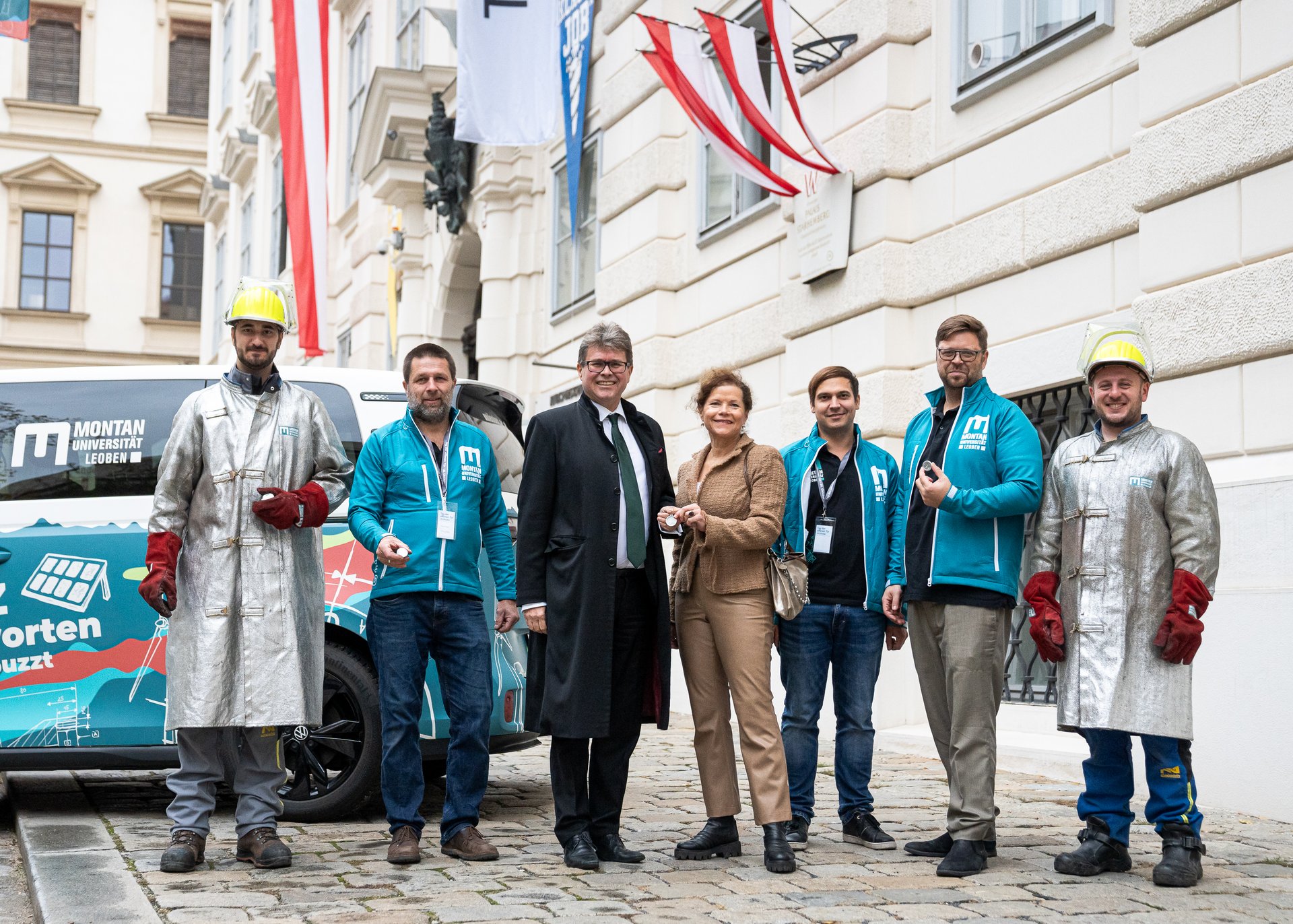 Die Montanuniversität Leoben setzte beim Tag der offenen Tür des Bildungsministeriums am Samstag, dem 26. Oktober, ein starkes Zeichen für Nachhaltigkeit und Innovation. Das Montanuni-Team um Christina Holweg, Vizerektorin für Marketing und Stakeholder Management (Mitte) dankte Bundesminister Dr. Martin Polaschek (3.v.l.) für die Einladung nach Wien. © MUL/Tauderer