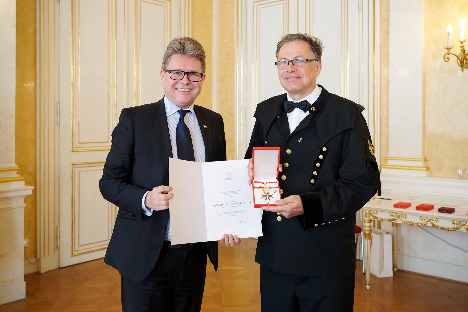 Bundesminister Martin Polaschek (links) und Altrektor Wilfried Eichlseder (rechts) bei der Verleihung des Großen Goldenen Ehrenzeichens für Verdienste um die Republik Österreich. Foto: BMBWF/Sabine Klimpt