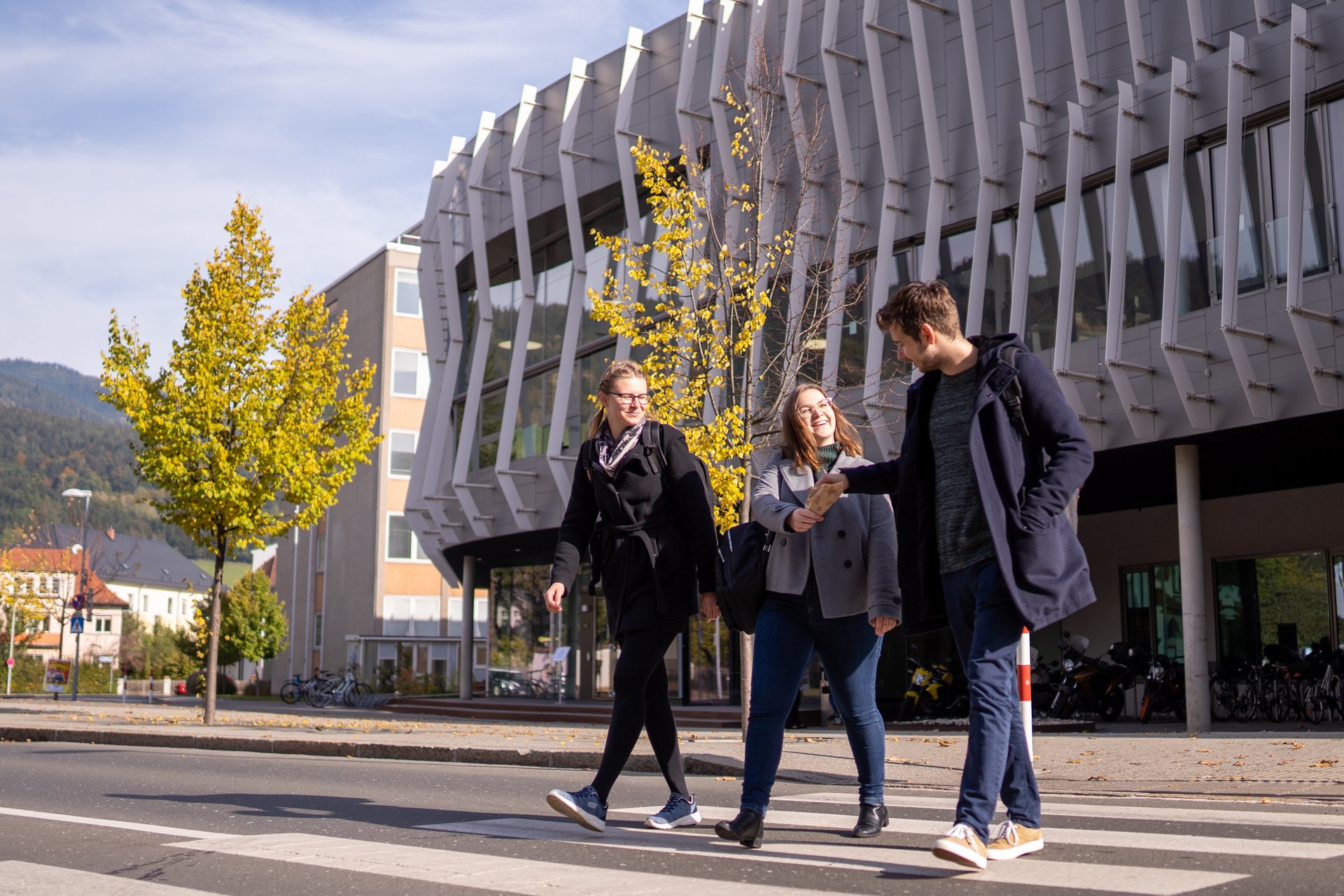 Find out more about our campus at the Virtual Open Day. Photo: © TU Leoben/Hoefer Students in front of the Erzherzog-Johann-Trakt.