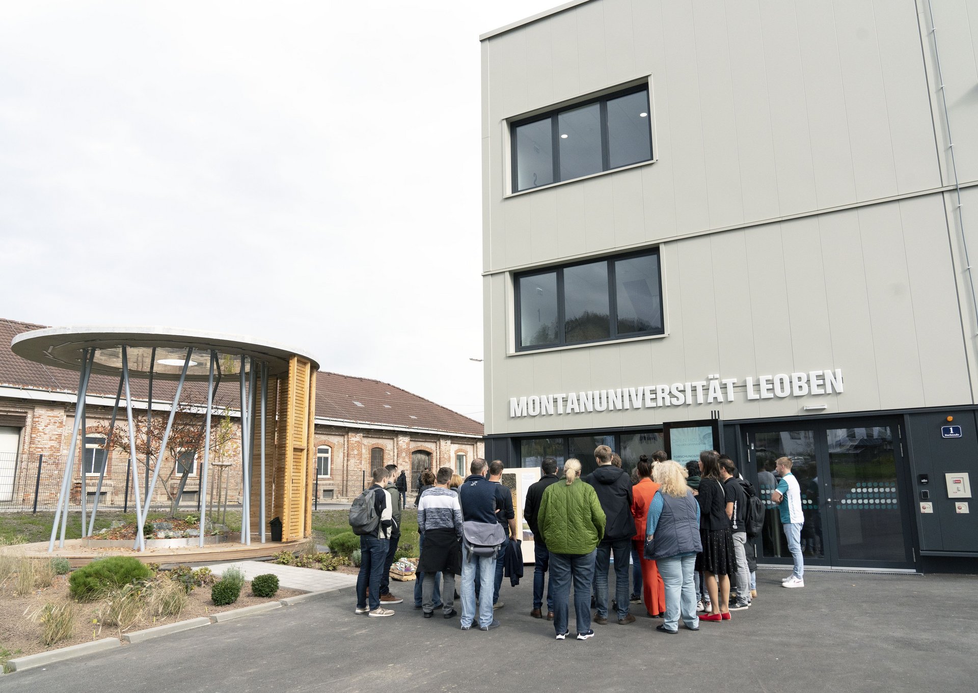 Im Rahmen von geführten Rundgängen wurden beim Tag der offenen Tür die neusten Forschungsergebnisse und die vielfältigen nachhaltigen Einsatzmöglichkeiten von Wasserstoff und Kohlenstoff anschaulich präsentiert. Foto: © MUL/Schnehen