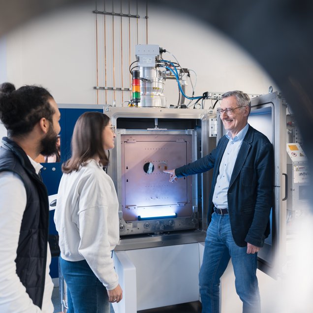 © MUL Professor mit Studenten im Labor.