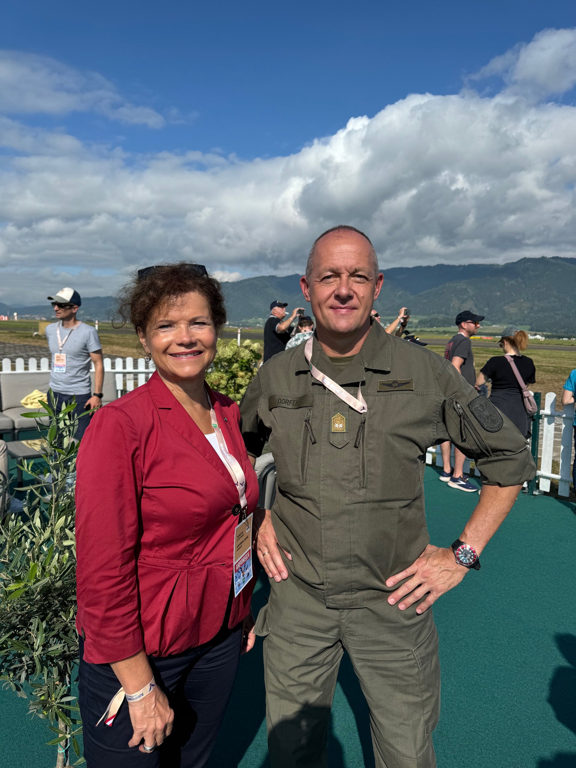 Generalmajor Martin Dorfer vom österreichischen Bundesheer und Christina Holweg, Vizerektorin für Marketing und Stakeholder Management der Montanuniversität Leoben bei der AirPower 2024 in Zeltweg