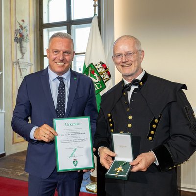 Portraitfoto: Ehrenzeichen des Landes Steiermark für Wissenschaft, Forschung und Kunst für: LH Mario Kunasek (l.) mit Univ.-Prof. Roland Pomberger (r.). Foto: © Land Steiermark/ Robert Frankl