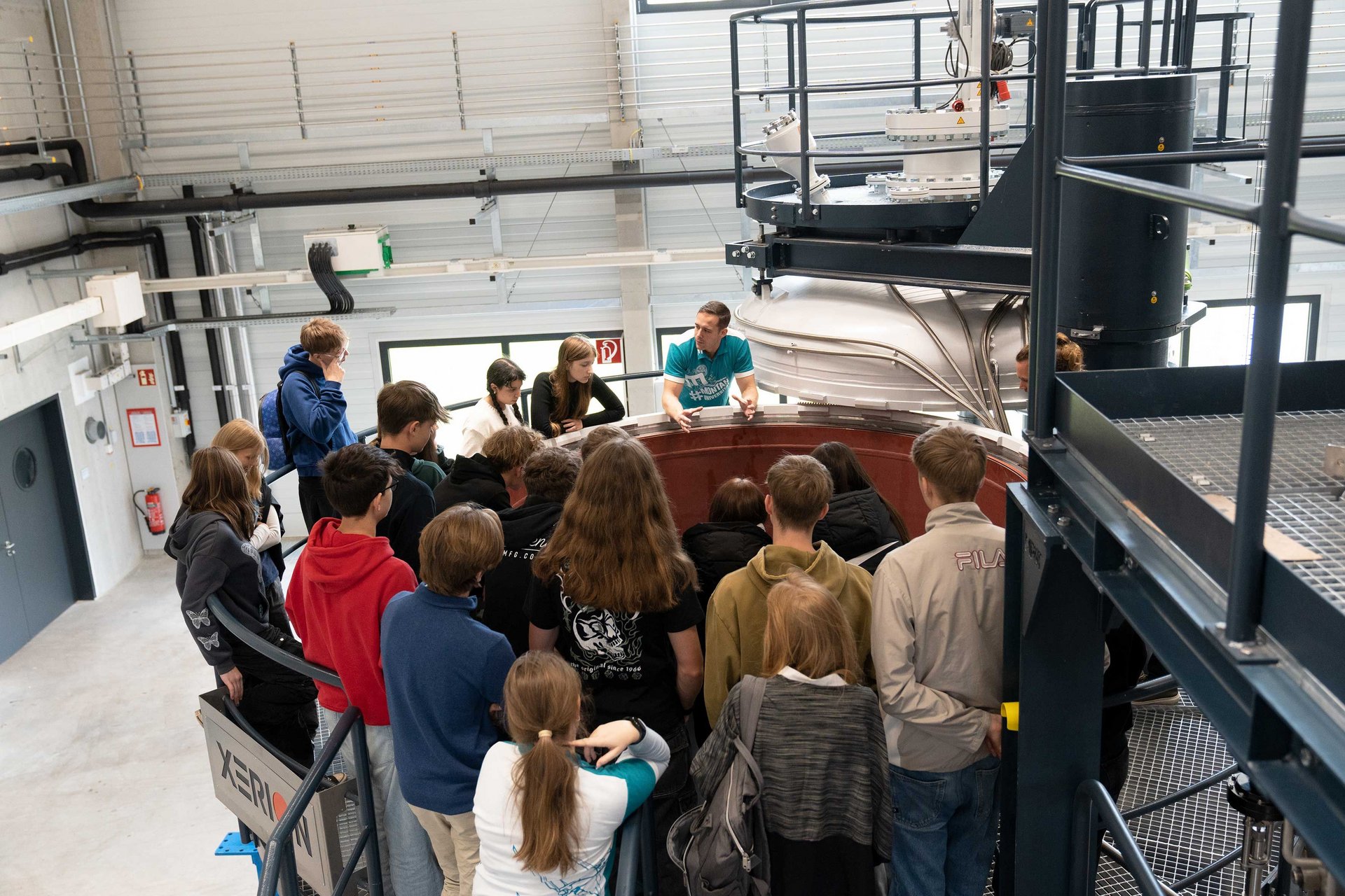 Die zahlreichen Besucher*innen zeigten sich beeindruckt von den innovativen Verfahren, die im Forschungszentrum für Kohlenstoff und Wasserstoff zur Anwendung kommen. Foto: © MUL/Schnehen