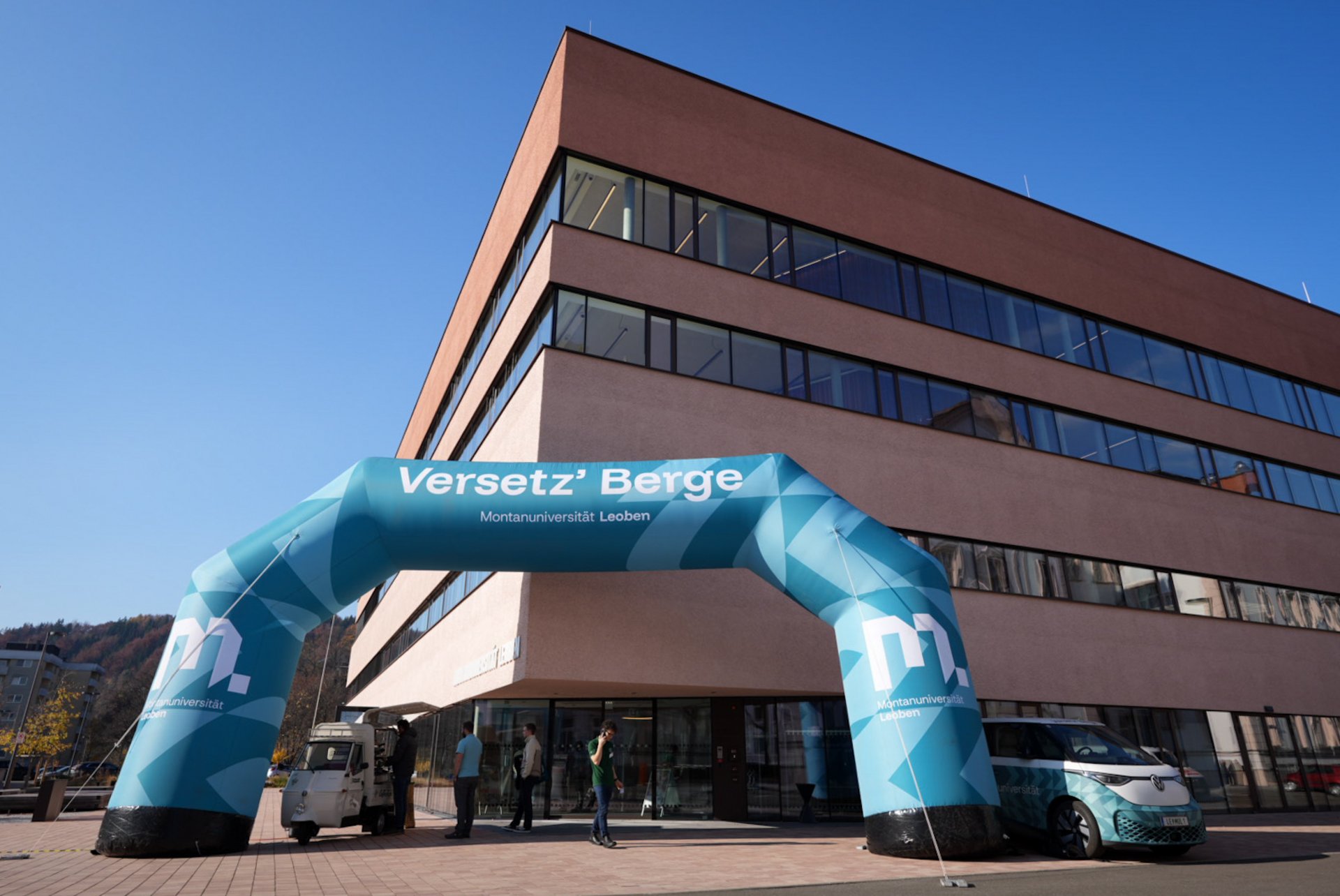 Studienberatung, Workshops und Campus-Führungen warten auf dich beim Info-Tag. Foto: © MUL Das Studienzentrum von außen.