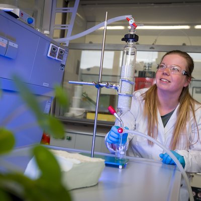 Dr. Kristina Stocker im Labor, weißer Kittel