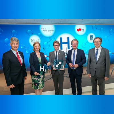 Rektor Harald Kainz, LR Barbara Eibinger-Miedl, Minister Martin Polaschek, LH Christopher Drexler und Rektor Wilfried Eichlseder (v.l.) stellten bei einer Pressekonferenz in Graz die neuen Projekte vor.