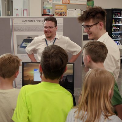 Visitors of the "Lange Nacht der Forschung" 2022 at one of the various stations.