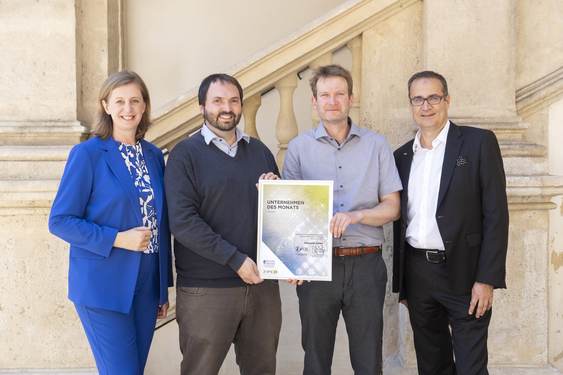 Urkundenübergabe für das Unternehmen des Monats mit Wirtschaftslandesrätin Barbara Eibinger-Miedl (ÖVP), Daniel Schwab, Markus Bauer (Circulyzer GmbH) und Christoph Ludwig (SFG) (von links). 