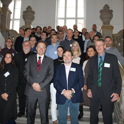 Gruppenfoto der Teilnehmer des Arbeitstreffens im Stiegenhaus des Hauptgebäudes