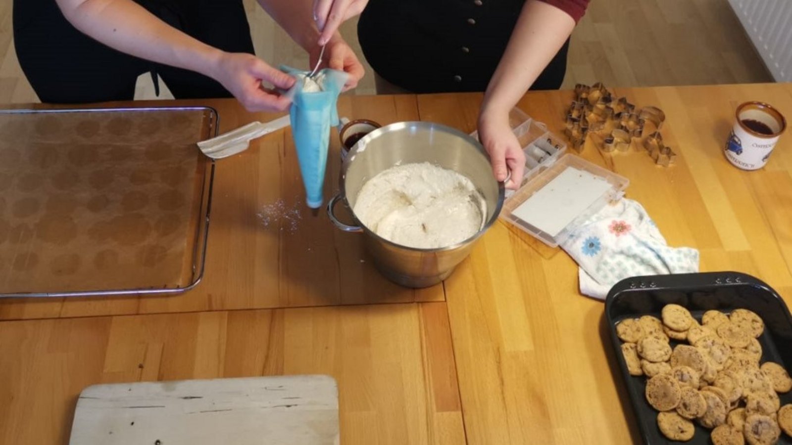 Die Schoko-Cookies sind bereits fertig. Fürs Befüllen des Spritzsacks holt man sich am besten eine zweite Person dazu. Bild3