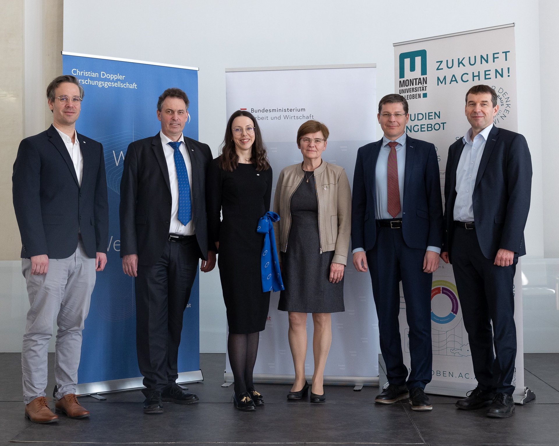v.l.n.r.: Mag. Jörg Schnecker, PhD (Christian Doppler Forschungsgesellschaft), Univ.-Prof. Dipl.-Ing. Dr. Klaus Reichmann (Christian Doppler Forschungsgesellschaft), Dipl.-Ing. Dr.mont. Irmgard Weißensteiner (Lehrstuhl für Nichteisenmetallurgie), Vizebürgermeisterin Birgit Sandler (Stadt Leoben), Dr.mont. Werner Fragner (Leiter Unternehmenstechnologie AMAG Rolling GmbH), Vizerektor für Forschung und Nachhaltigkeit Univ.-Prof. Dipl.-Ing. Dr.mont. Helmut Antrekowitsch. Foto: © MUL/Stöbbauer