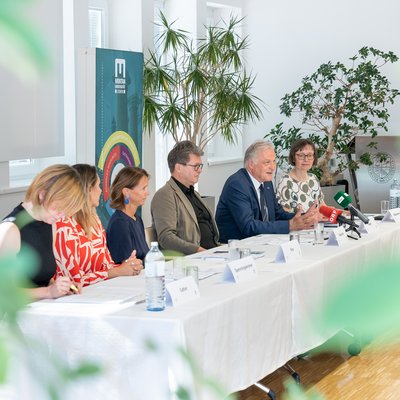 Speaker-Tisch im Rahmen der Pressekonferenz am 13.08.2024 an der Montanuni