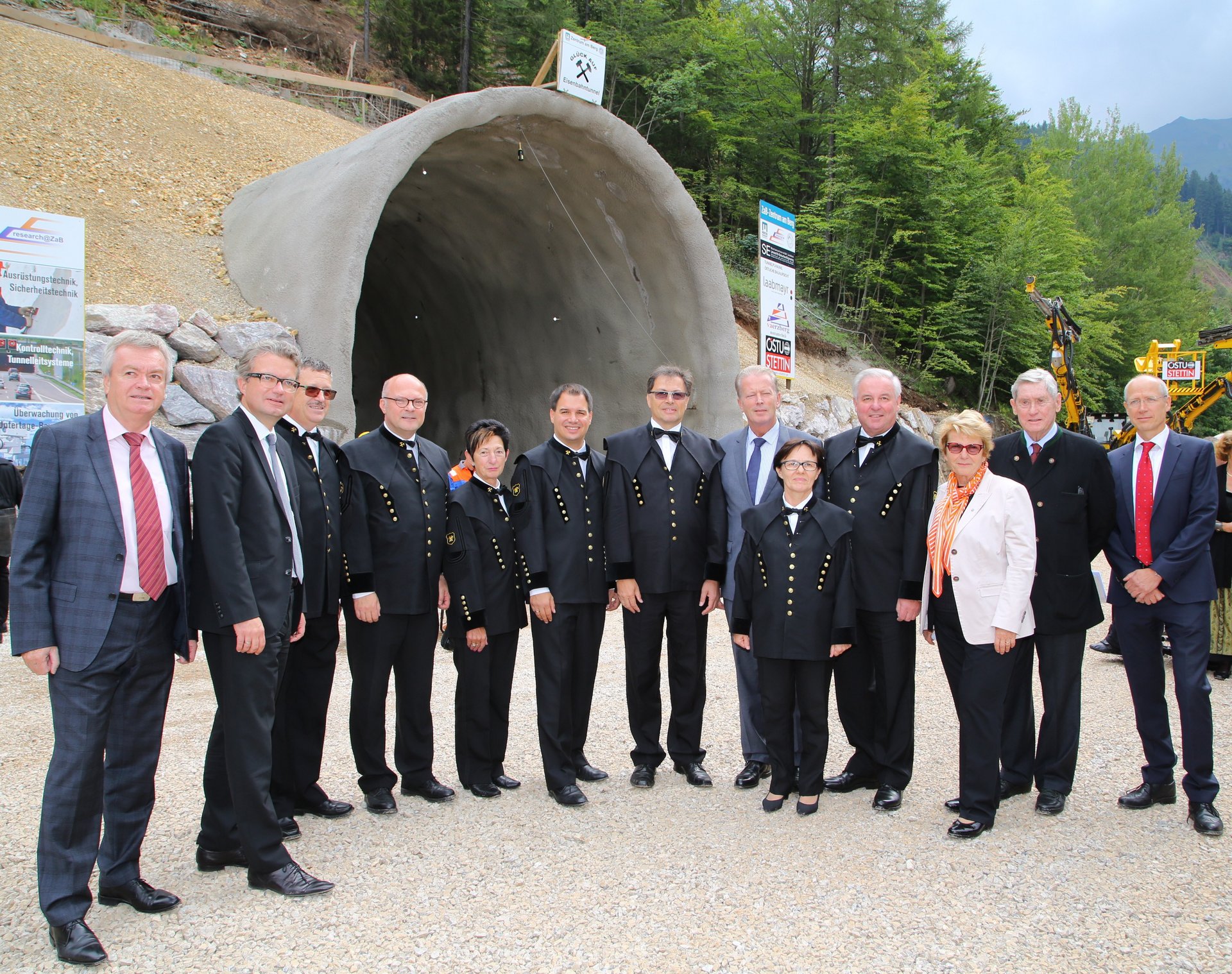 Gruppe von Ehrengästen beim Tunnanschlag des Zentrum am Berg