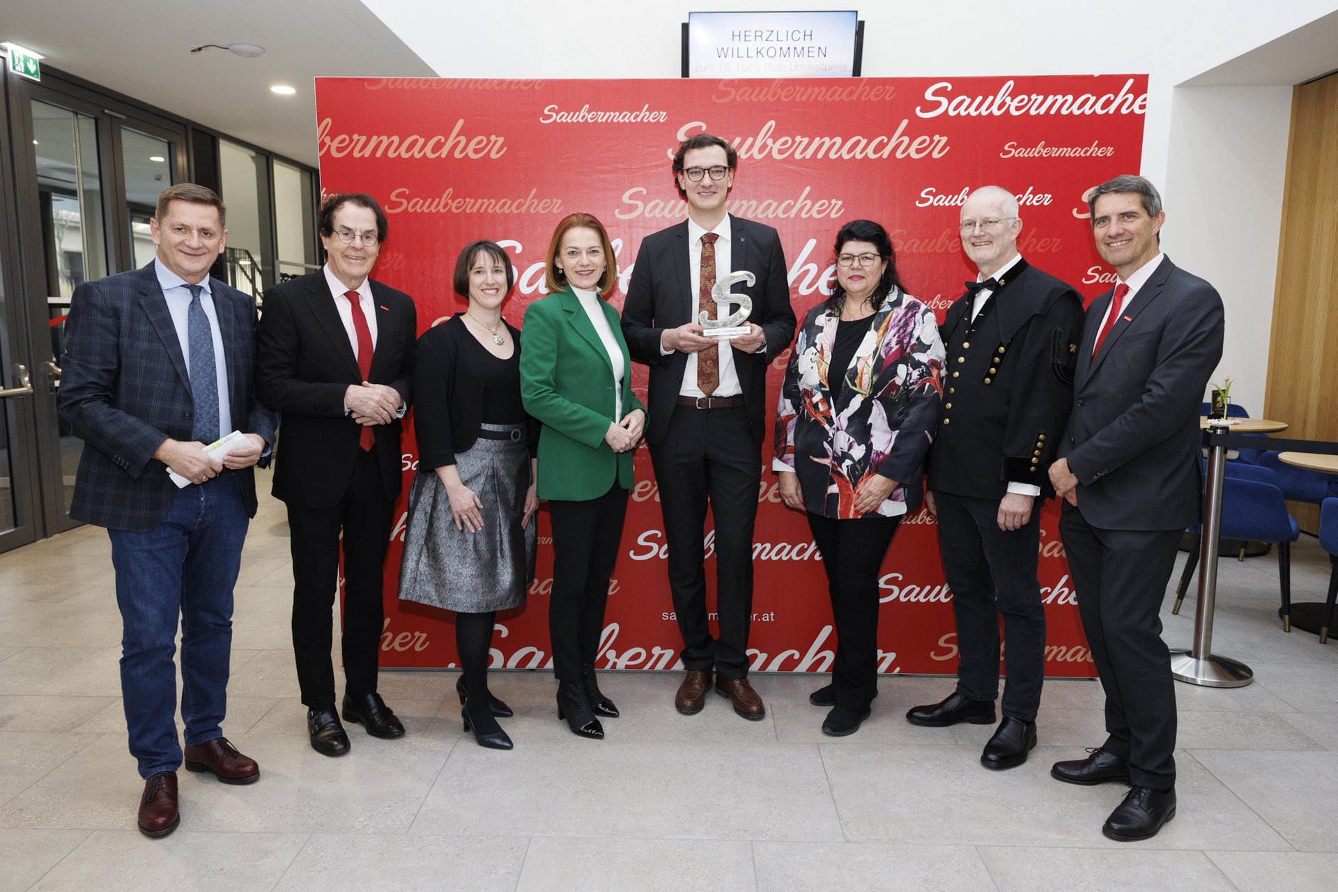 Foto (v.l.n.r.): Kurt Wallner, Bürgermeister Leoben; Hans Roth, Saubermacher Gründer; Astrid Arnberger, Leiterin F&E Saubermacher; Simone Schmiedtbauer, Landesrätin; Paul Demschar, Montanuniversität Leoben; Helga Ahrer, Landtagsabgeordnete; Roland Pomberger, Montanuniversität Leoben; Ralf Mittermayr, CEO Saubermacher. Copyright: Saubermacher/Scheriau