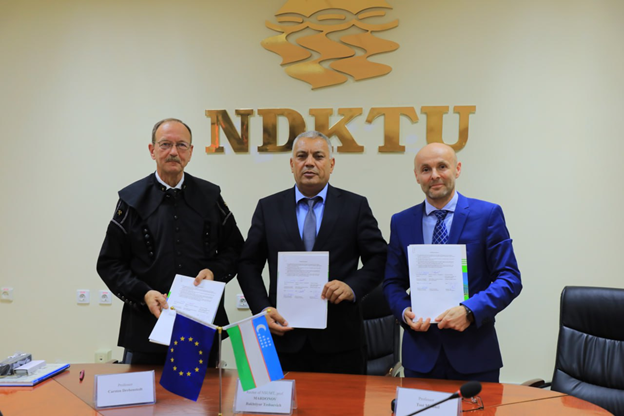 Rektor B. Mardonov (NSUMT), Professor Carsten Drebenstedt (TU BAF Bergakademie) und Professor Michael Tost von der Montanuniversität Leoben bei der Unterzeichnung der Kooperationsvereinbarung in Usbekistan. Foto: © NSUMT