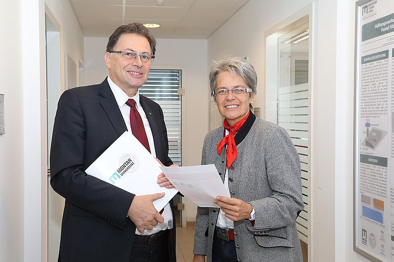 Rektor Wilfried Eichlseder mit NÖ-Wirtschaftslandesrätin Dr.in Petra Bohuslav im Zentrum für Kunststofftechnik 