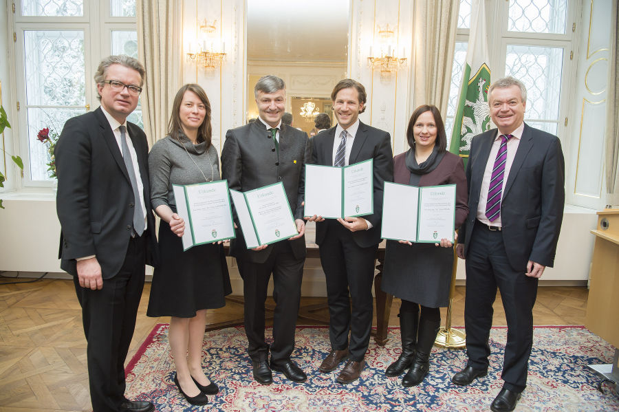 Dr. Nina Schalk (2.v.r.) bei der Preisverleihung im Beisein von Landesrat Mag. Christopher Drexler (li.) und Landesrat Anton Lang (re.)