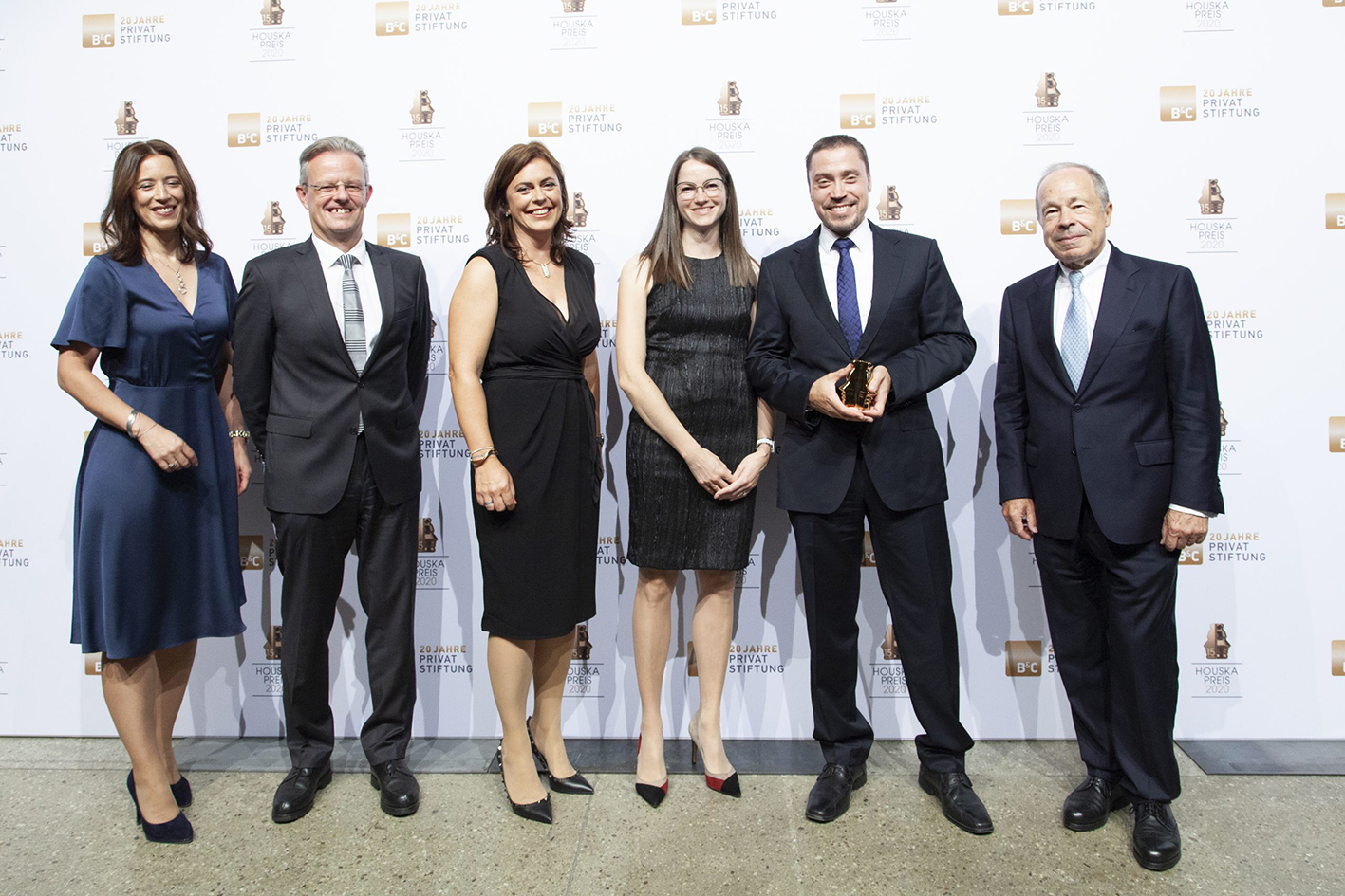 Gruppenfoto von der Preisverleihung in Wien mit von links Dr. Marielle Schurz (B&C), Dr. Andreas Filzwieser (UrbanGold), Dr. Iris Filzwieser (GF UrbanGold), Dr. Ruth Konetschnik, Dr. Stefan Konetschnik (GF UrbanGold), Dr. Erich Hampel (B&C).