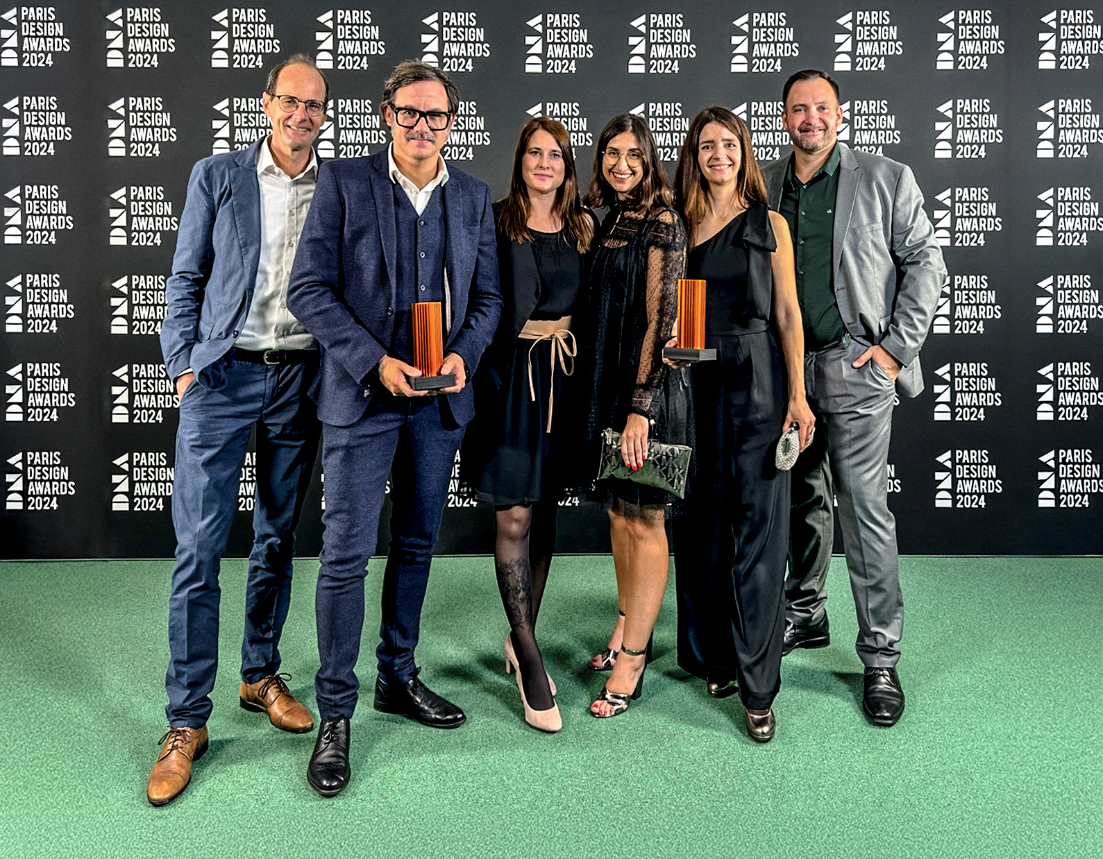 Gerfried Tiffner, Mike Reiter, Flora Adelmann, Stefanie Luschin, Xenia Schnehen und Philipp Maier bei der Preisverleihung in Paris. Foto: © Brainsworld 360° Agency